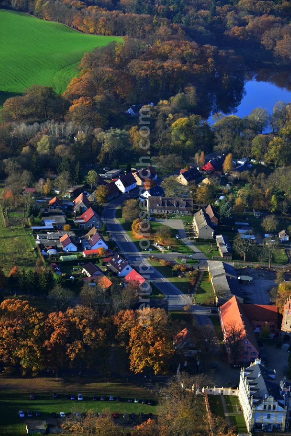 Löwenberger Land Liebenberg from the bird's eye view: Small village at the Weissen See along the Bergsdorfer Strasse. Single-family and multi-family houses with gardens surrounded by forest and field areas in the district Liebenberg in Loewenberger Land in the state of Brandenburg