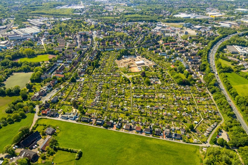 Aerial photograph Bochum - Plots of an allotment garden Kleingartenverein Bochum-Riemke e.V. and the Tippelsberger Strasse in the district of Riemke in Bochum in the state of North Rhine-Westphalia, Germany