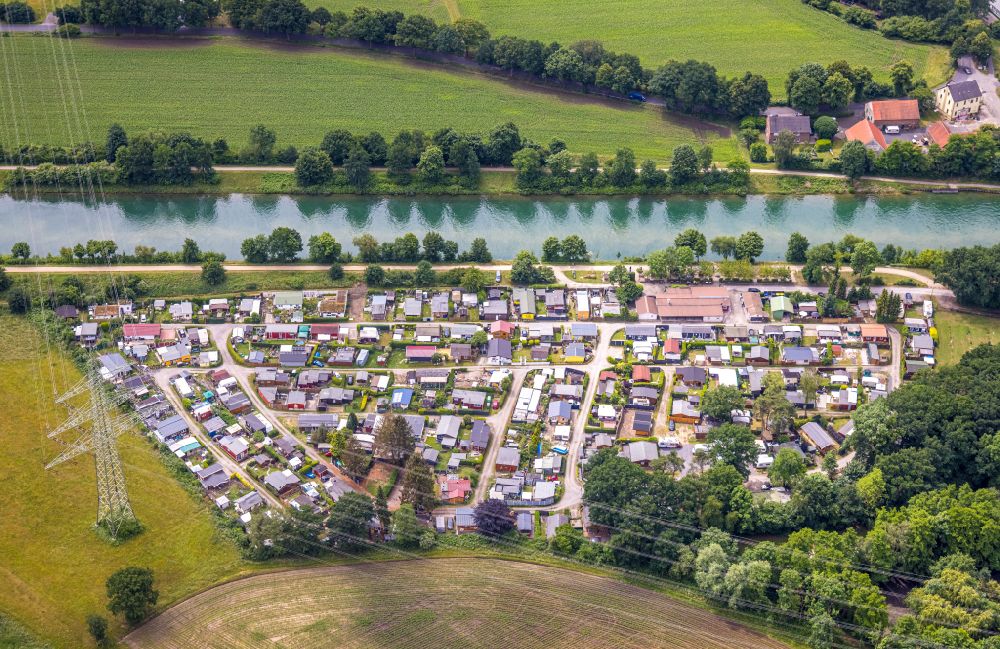 Aerial photograph Östrich - Allotment gardens and cottage settlement on the banks of the Lippe river course on street Brueckenweg in Oestrich in the state North Rhine-Westphalia, Germany
