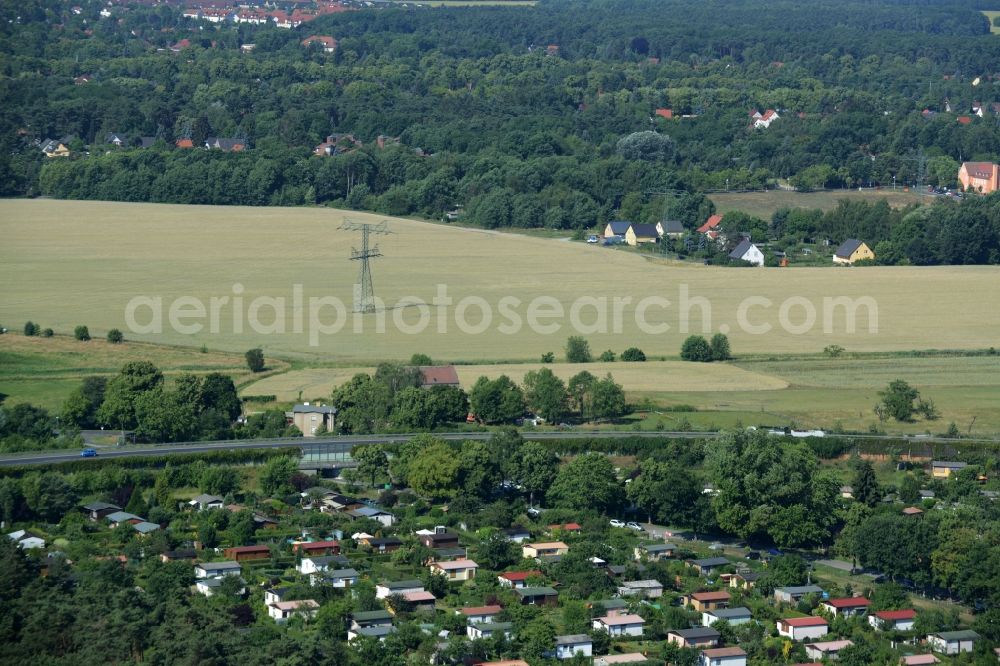 Schönefeld from the bird's eye view: Allotements, high voltage current tower and fields in the Grossziethen part of Schoenefeld in the state of Brandenburg