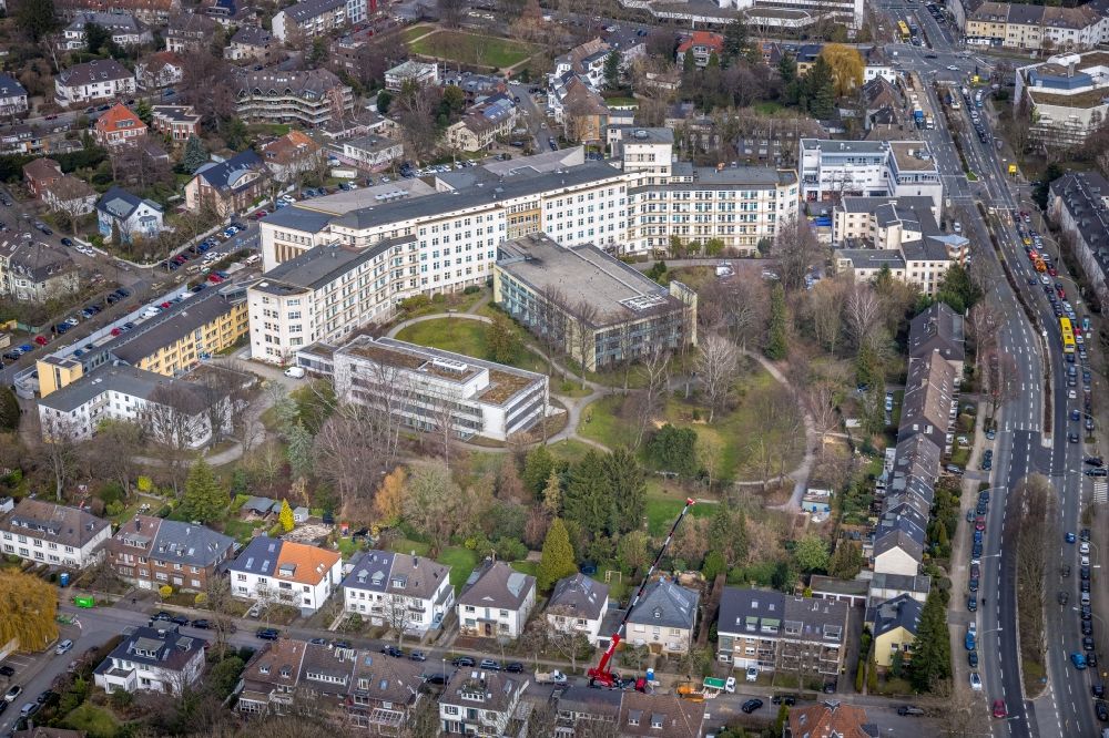Essen from the bird's eye view: Clinic grounds of the hospital Evang. Huyssens-Stiftung Essen-Huttrop on Henricistrasse in the district Huttrop in Essen in the state North Rhine-Westphalia, Germany