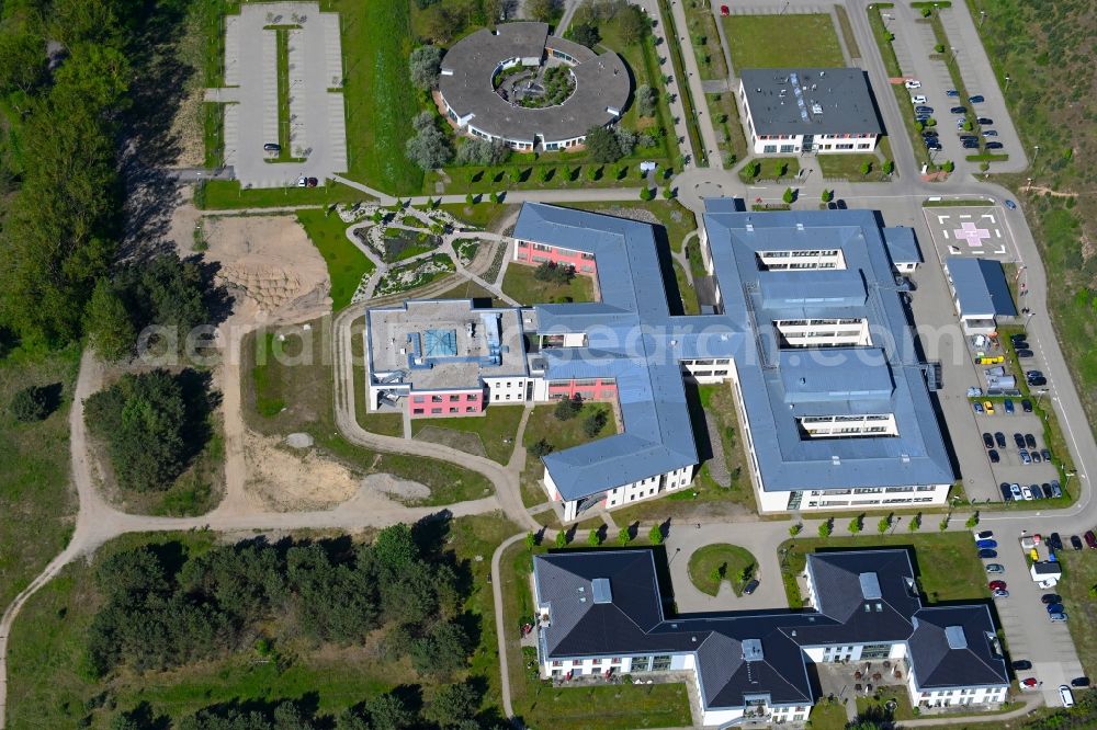 Aerial photograph Neustrelitz - Clinic of the hospital grounds DRK-Krankenhaus Mecklenburg Strelitz gGmbH in Neustrelitz in the state Mecklenburg - Western Pomerania