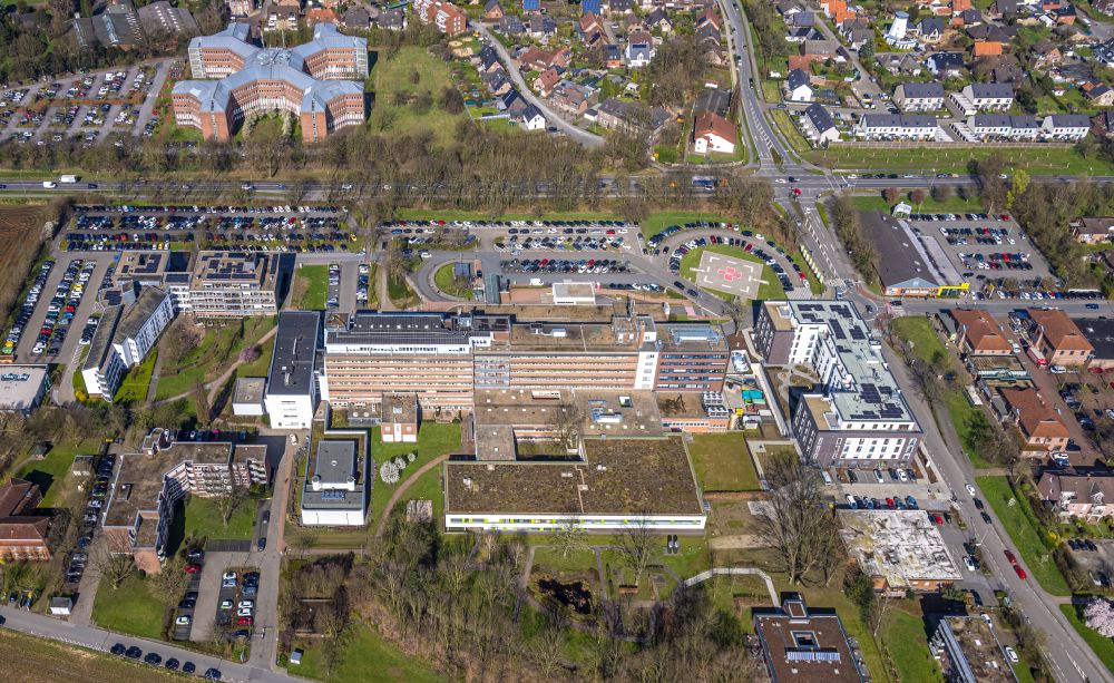 Aerial image Wesel - Clinic area Evangelisches Krankenhaus Wesel GmbH on the street Kiek in the Busch - Aaper Weg in Wesel in the state North Rhine-Westphalia, Germany