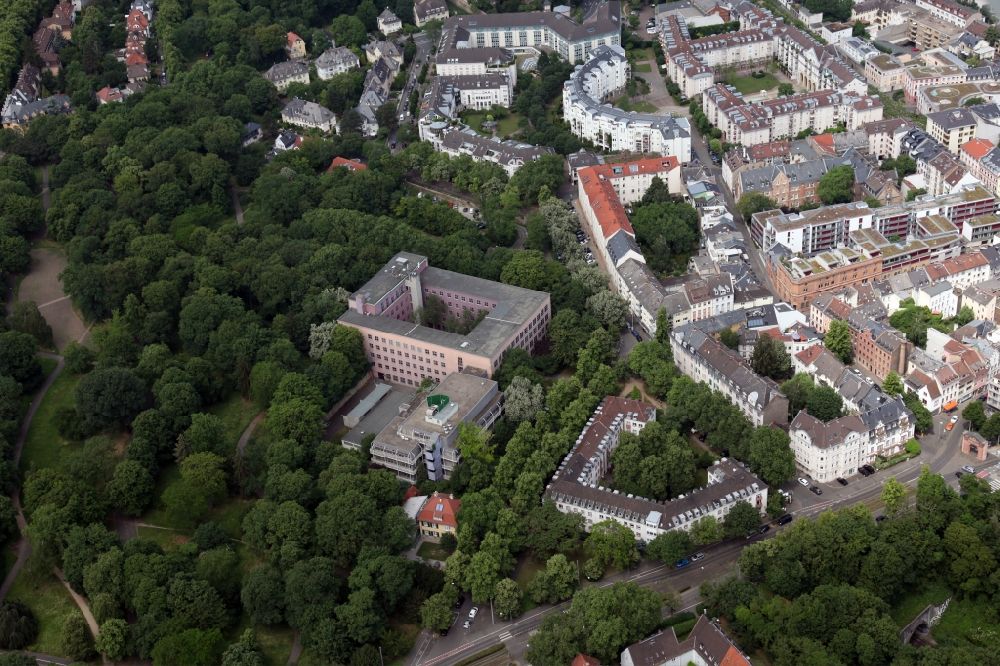 Mainz from the bird's eye view: Hospital grounds of the University medicine of the Johannes Gutenberg University Mainz, Clinic Forensic ambulance, Institute of Forensic Medicine, investigation body for blood alcohol in Mainz in the state Rhineland-Palatinate, Germany,