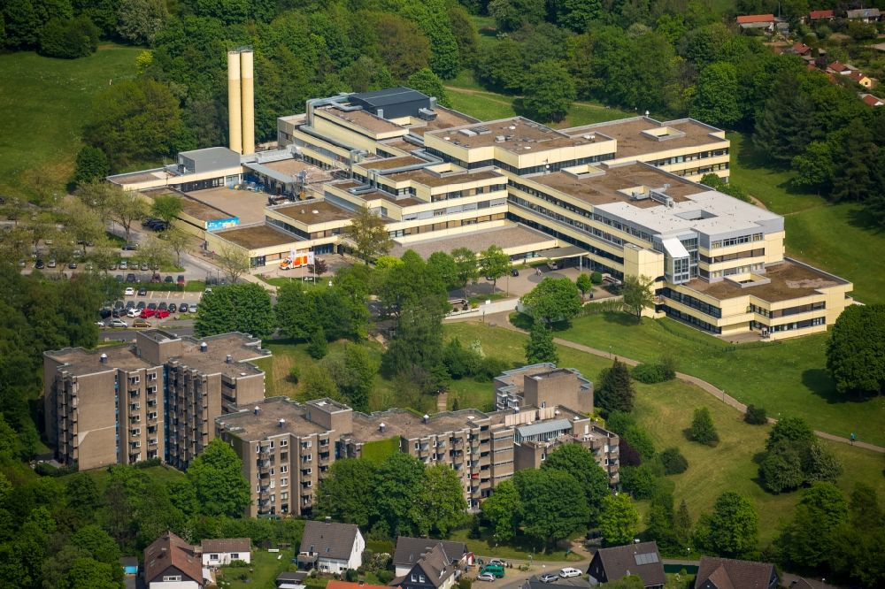 Schwelm from the bird's eye view: Clinic of the hospital grounds of the urological hospital HELIOS Klinik Schwelm in Schwelm in the state of North Rhine-Westphalia. Allotements and gardens are located in front of it