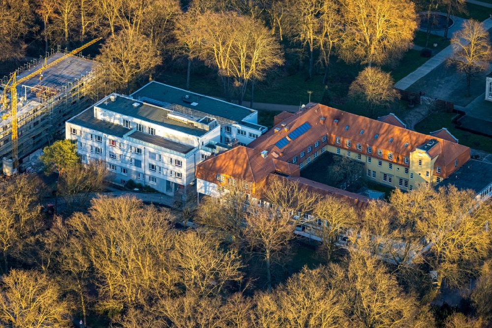 Hamm from the bird's eye view: Hospital grounds of the hospital Competence Center for Outpatient Pain Medicine in the Clinic for Manual Therapy on the street Ostenallee on street Ostenallee in the district Norddinker in Hamm in the state North Rhine-Westphalia, Germany