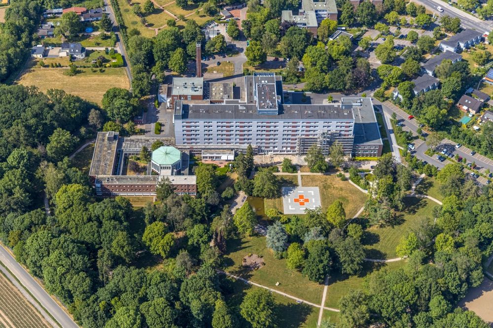 Kamp-Lintfort from the bird's eye view: Hospital grounds of the Clinic St. Bernhard-Hospital Kamp-Lintfort GmbH on Buergermeister-Schmelzing-Strasse in the district Niersenbruch in Kamp-Lintfort in the state North Rhine-Westphalia