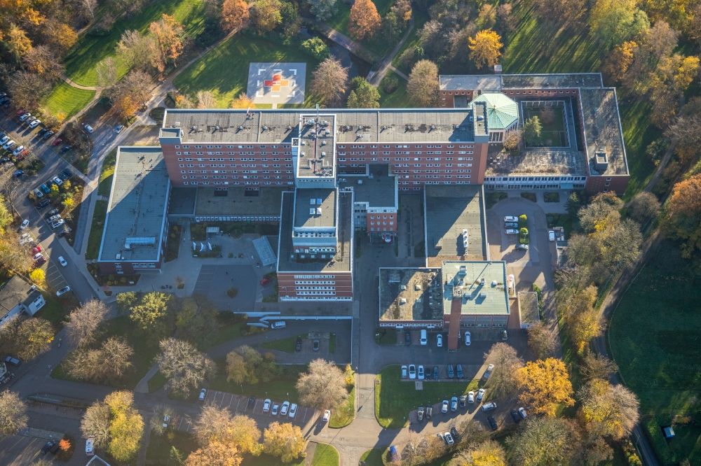 Aerial photograph Kamp-Lintfort - Hospital grounds of the Clinic St. Bernhard-Hospital Kamp-Lintfort GmbH on Buergermeister-Schmelzing-Strasse in the district Niersenbruch in Kamp-Lintfort in the state North Rhine-Westphalia