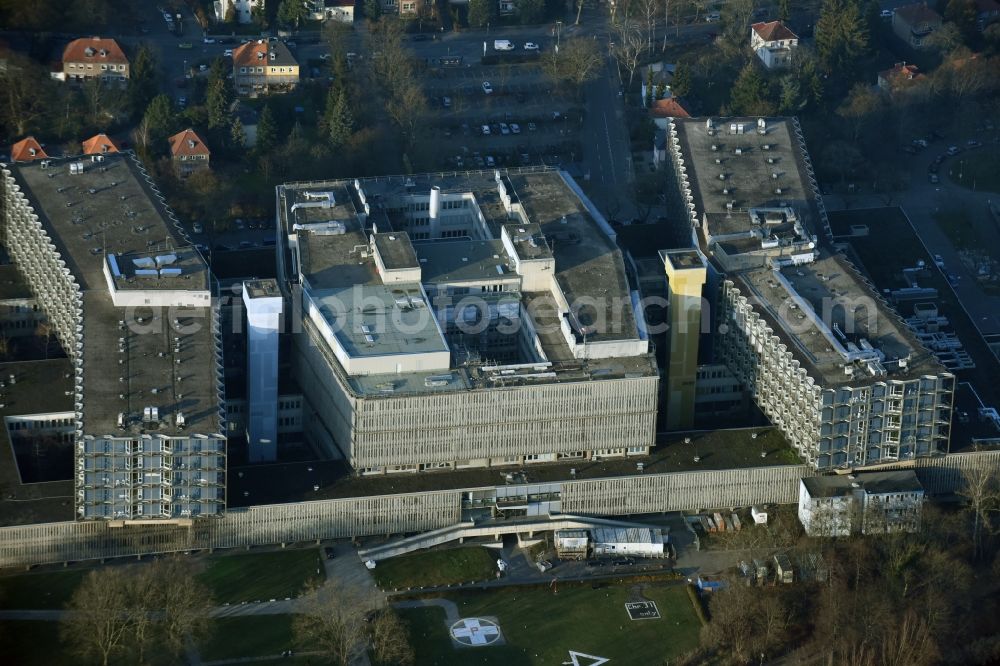 Aerial photograph Berlin - Hospital grounds of the Clinic Conpus Benjonin Franklin on Hindenburgdamm overlooking the helicopter landing pad in the district Steglitz in Berlin, Germany