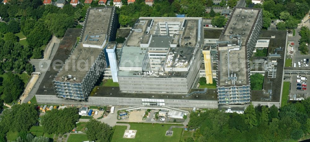 Berlin from the bird's eye view: Hospital grounds of the Clinic Conpus Benjonin Franklin on Hindenburgdonm in the district Steglitz in Berlin, Germany