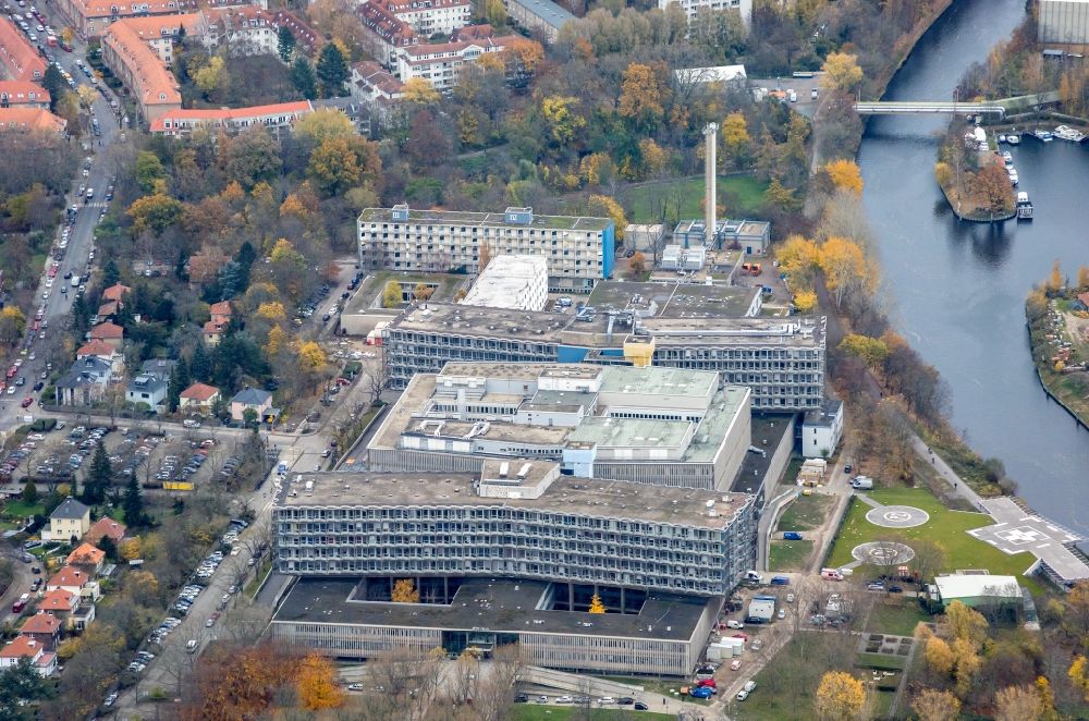 Berlin from above - Hospital grounds of the Clinic Conpus Benjonin Franklin on Hindenburgdamm overlooking the helicopter landing pad in the district Steglitz in Berlin, Germany