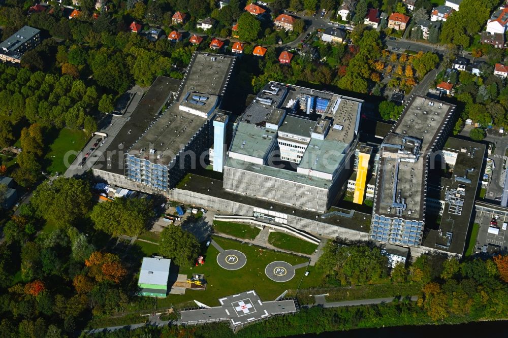 Aerial photograph Berlin - Hospital grounds of the Clinic Conpus Benjonin Franklin on Hindenburgdamm overlooking the helicopter landing pad in the district Steglitz in Berlin, Germany
