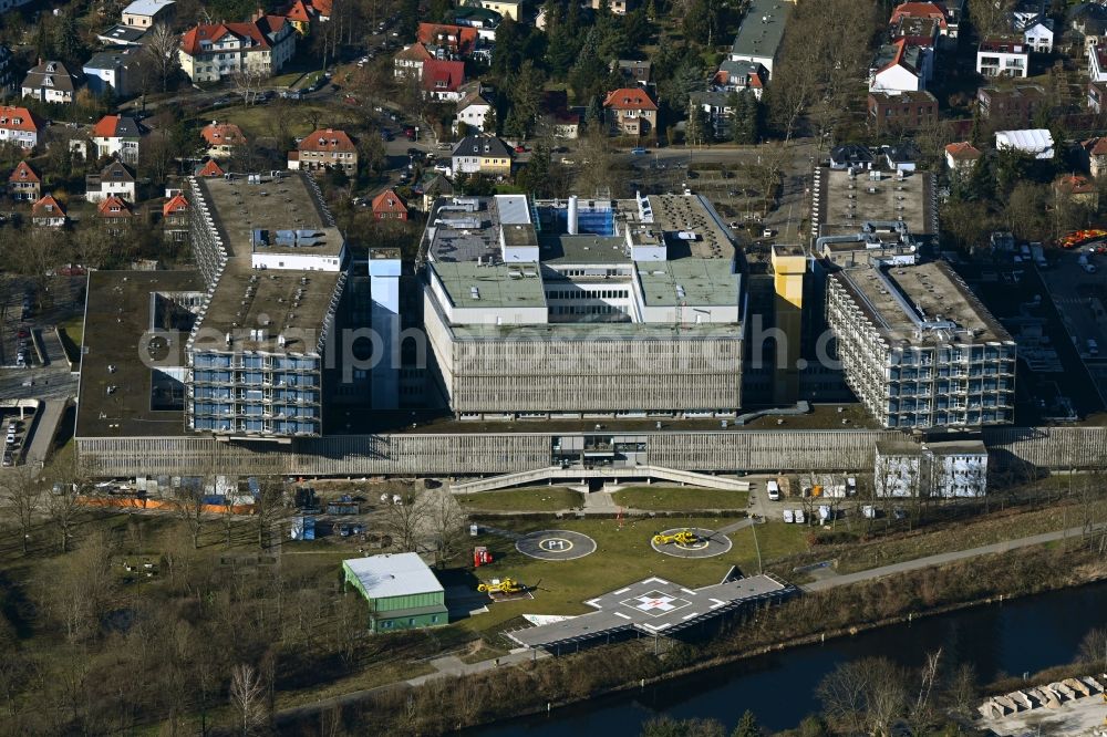 Aerial image Berlin - Hospital grounds of the Clinic Conpus Benjonin Franklin on Hindenburgdamm overlooking the helicopter landing pad in the district Steglitz in Berlin, Germany