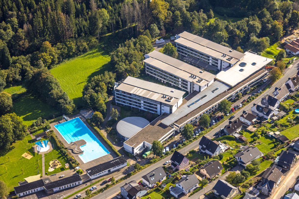 Aerial image Hilchenbach - Hospital grounds of the Clinic Celenus Klinik fuer Neurologie Hilchenbach on Ferndorfstrasse in Hilchenbach in the state North Rhine-Westphalia, Germany