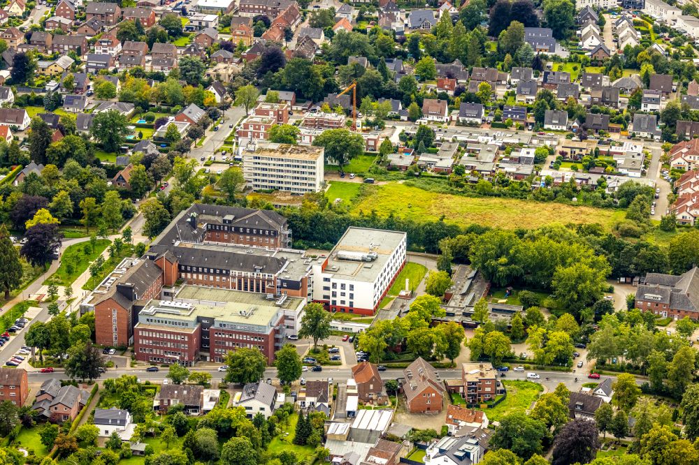 Ahlen from the bird's eye view: Hospital grounds of the Clinic St. Franziskus-Hospital Ahlen on Robert-Koch-Strasse in Ahlen in the state North Rhine-Westphalia, Germany