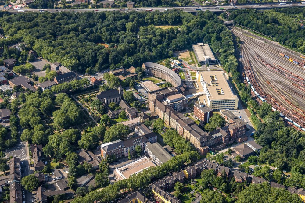 Aerial image Duisburg - Hospital grounds of the hospital HELIOS Klinikum Duisburg at the abbey in the district of Hamborn in Duisburg in the Ruhr area in the state North Rhine-Westphalia - NRW, Germany