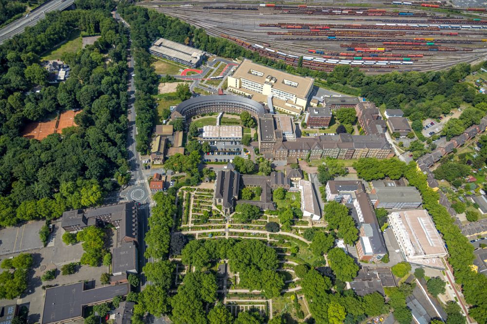 Aerial image Duisburg - Hospital grounds of the hospital HELIOS Klinikum Duisburg at the abbey in the district of Hamborn in Duisburg in the Ruhr area in the state North Rhine-Westphalia - NRW, Germany