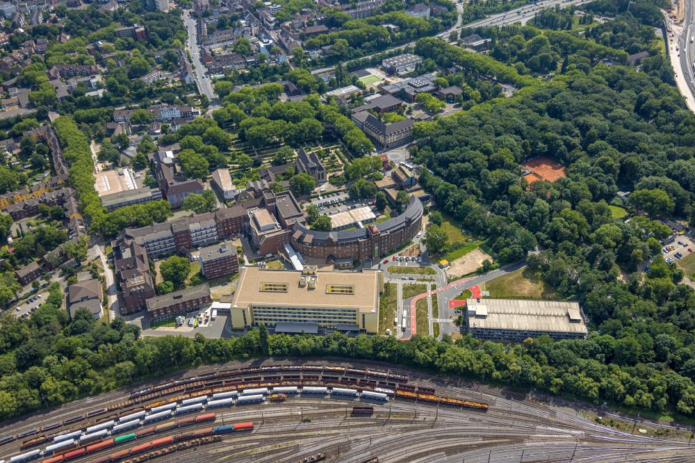 Aerial photograph Duisburg - Hospital grounds of the hospital HELIOS Klinikum Duisburg at the abbey in the district of Hamborn in Duisburg in the Ruhr area in the state North Rhine-Westphalia - NRW, Germany
