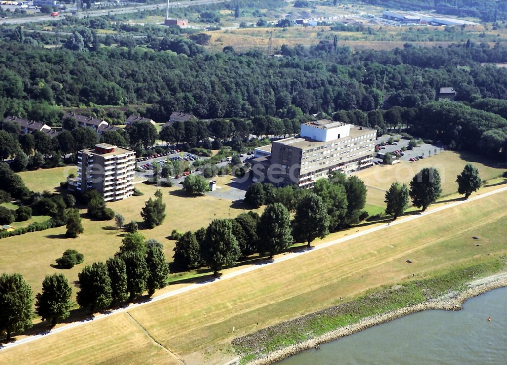 Aerial image Duisburg - Hospital grounds of the Clinic Helios Rhein Klinik - Hospital St. Joseph on Ahrstrasse in the district Beeckerwerth in Duisburg in the state North Rhine-Westphalia, Germany