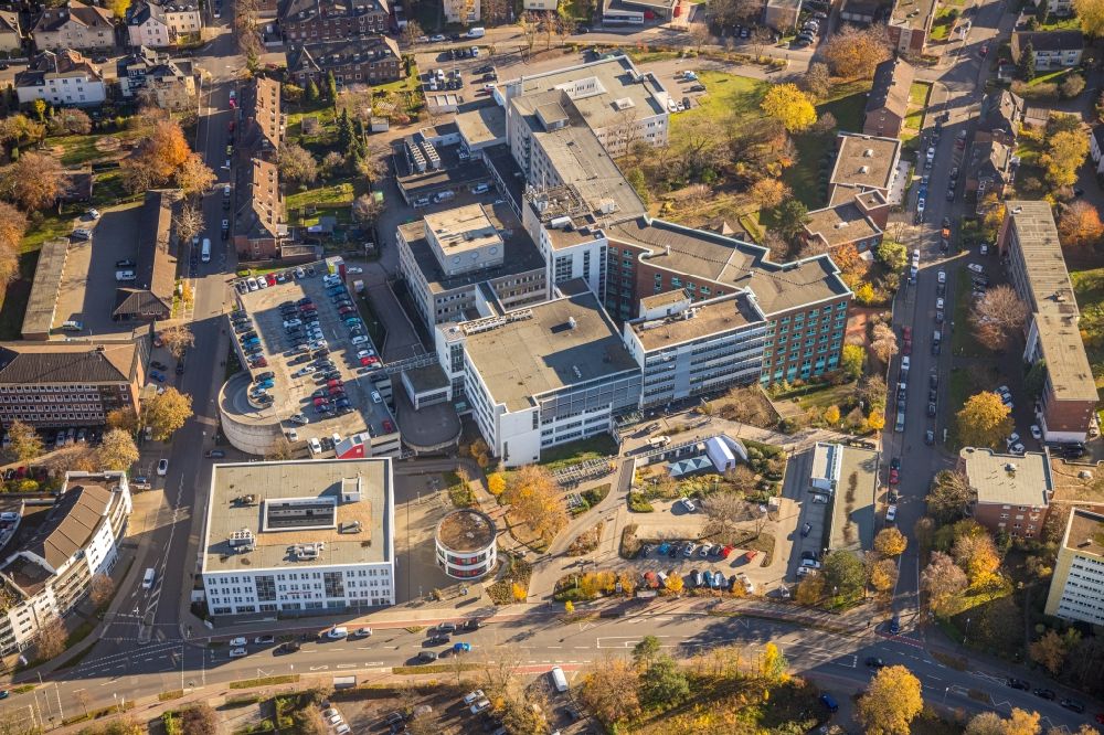 Aerial photograph Moers - Hospital grounds of the Clinic St. Josef Krankenhaus GmbH Moers on Asberger Strasse in the district Asberg in Moers in the state North Rhine-Westphalia, Germany