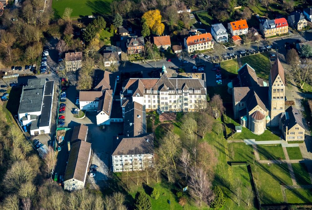Bochum from the bird's eye view: Hospital grounds of the Clinic Katholisches Klinikum Bochum on Hiltroper Landwehr overlooking the church building of Kirche St. Elisabeth in the district Hiltrop in Bochum in the state North Rhine-Westphalia, Germany