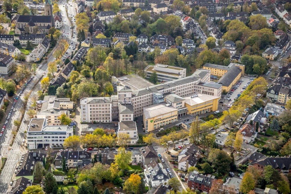 Aerial photograph Essen - Hospital grounds of the Clinic Kliniken Essen-Mitte Evang. Huyssens-Stiftung on Henricistrasse in the district Huttrop in Essen in the state North Rhine-Westphalia, Germany