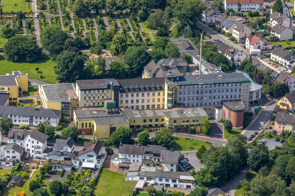 Aerial photograph Arnsberg - Hospital grounds of the Clinic Klinikum Hochsauerland Karolinen-Hospital Huesten in Arnsberg in the state North Rhine-Westphalia, Germany
