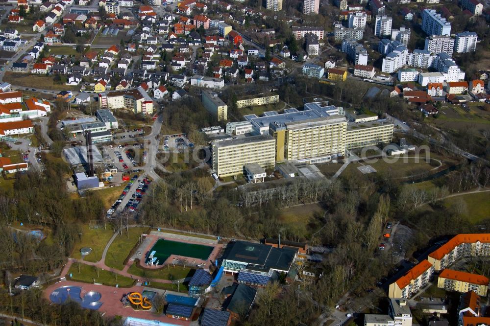 Aerial image Landshut - Hospital grounds of the Clinic Klinikum Landshut gemeinnuetzige GmbH an der Robert-Koch-Strasse in the district Landshut West in Landshut in the state Bavaria, Germany