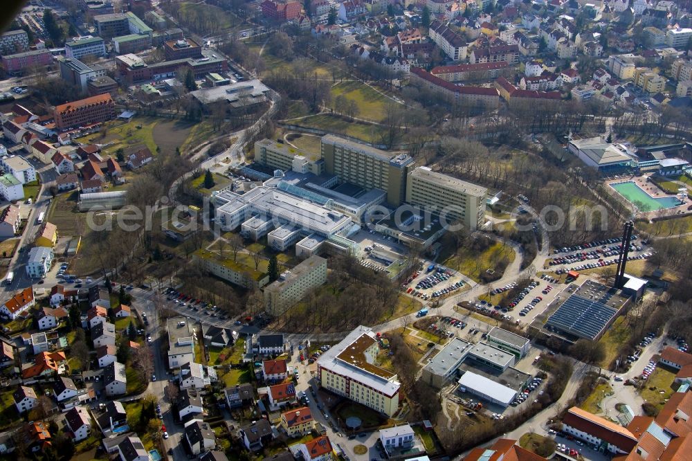 Aerial photograph Landshut - Hospital grounds of the Clinic Klinikum Landshut gemeinnuetzige GmbH an der Robert-Koch-Strasse in the district Landshut West in Landshut in the state Bavaria, Germany