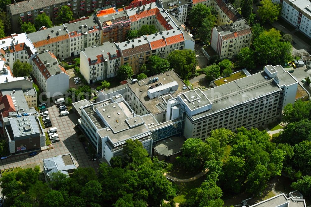 Aerial image Berlin - Hospital grounds of the Clinic Maria Heimsuchung Caritas Klinik Pankow on Breite Strasse in the district Pankow in Berlin, Germany