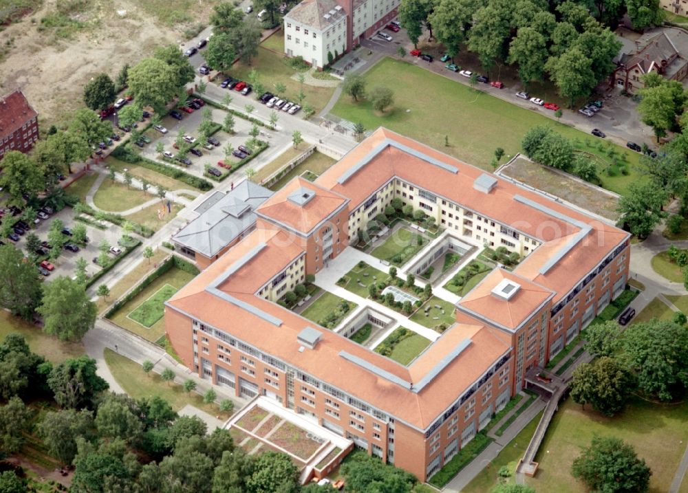 Aerial image Berlin - Hospital grounds of the Clinic Park-Klinik Weissensee on Schoenstrasse in the district Weissensee in Berlin, Germany