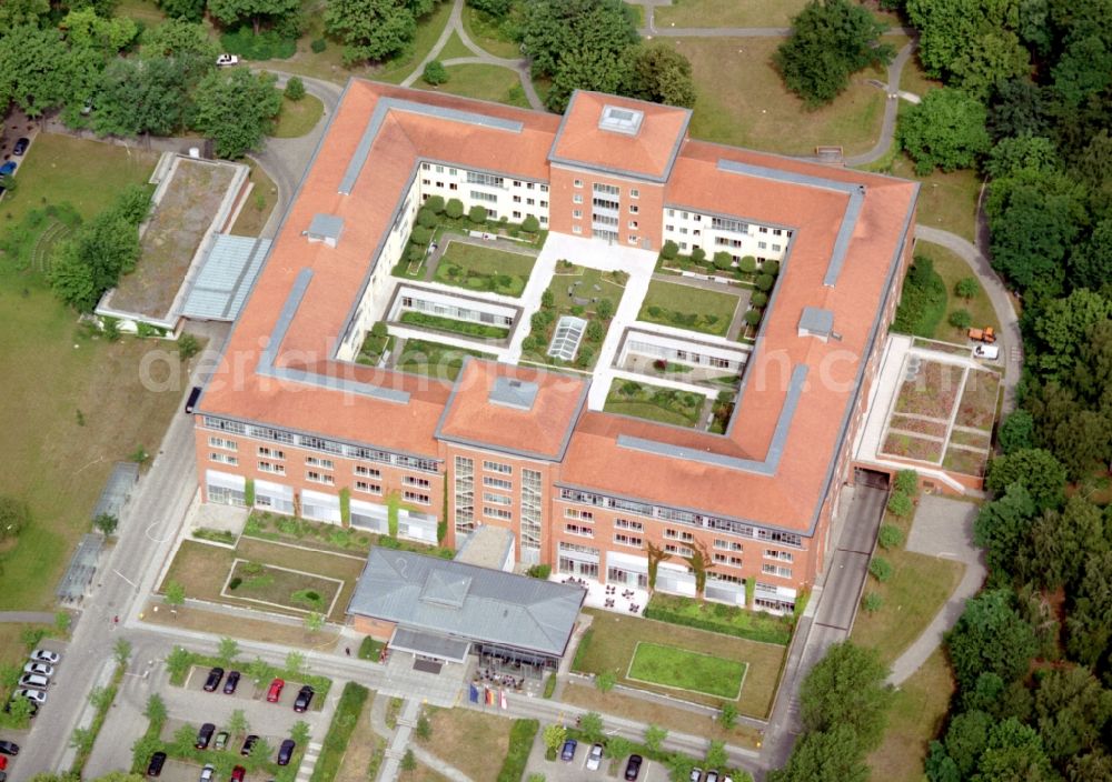 Aerial image Berlin - Hospital grounds of the Clinic Park-Klinik Weissensee on Schoenstrasse in the district Weissensee in Berlin, Germany