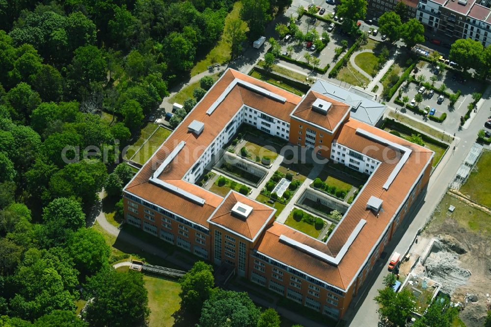 Berlin from the bird's eye view: Hospital grounds of the Clinic Park-Klinik Weissensee on Schoenstrasse in the district Weissensee in Berlin, Germany