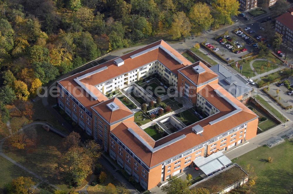 Aerial photograph Berlin - Hospital grounds of the Clinic Park-Klinik Weissensee on Schoenstrasse in the district Weissensee in Berlin, Germany