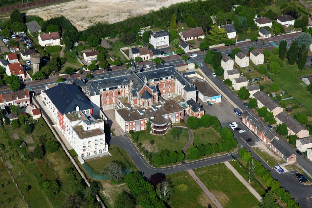 Briare from the bird's eye view: Hospital grounds of the Clinic Saint Jean on street Boulevard Loreau in Briare in Centre-Val de Loire, France