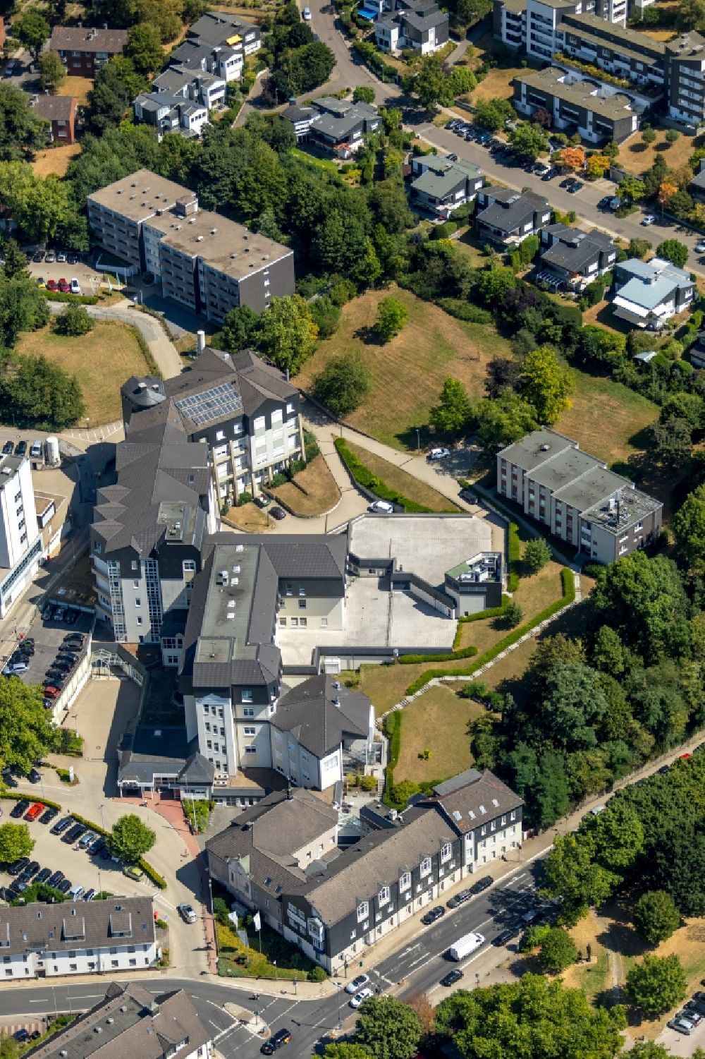 Werden from the bird's eye view: Hospital grounds of the Clinic Sankt Josef Essen-Werden in Werden in the state North Rhine-Westphalia, Germany