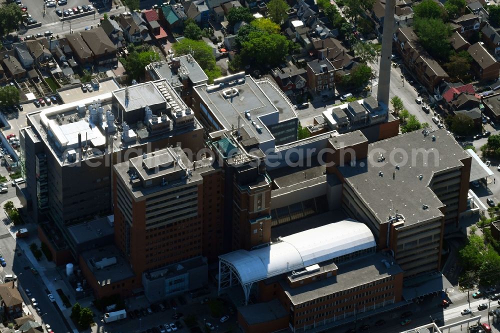 Aerial photograph Toronto - Hospital grounds of the Clinic Toronto Western Hospital on Bathurst Street in Toronto in Ontario, Canada