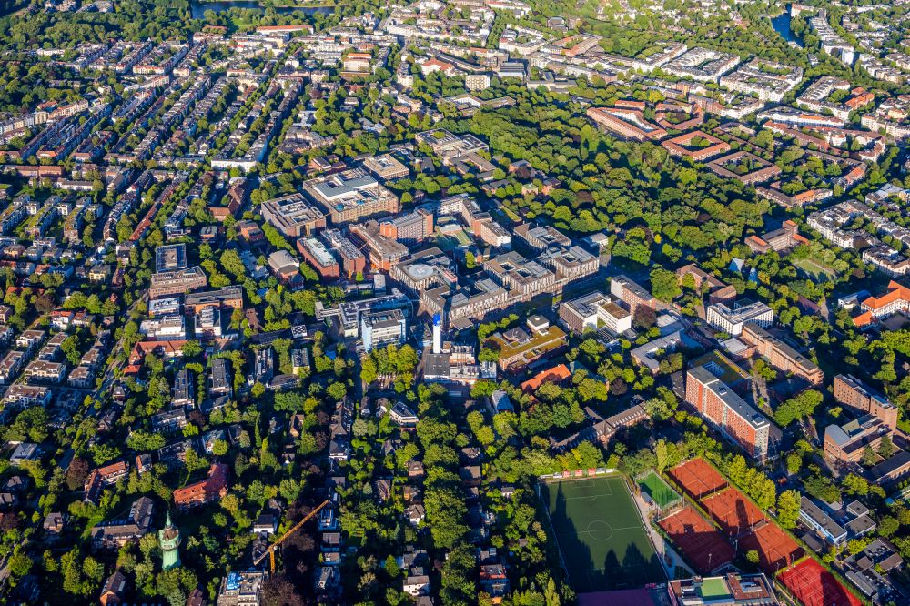 Aerial photograph Hamburg - Clinic grounds of the hospital Universitaetsklinikum Hamburg-Eppendorf UKE on Martinistrasse and the Hoheluft sports center in the Eppendorf district in Hamburg, Germany