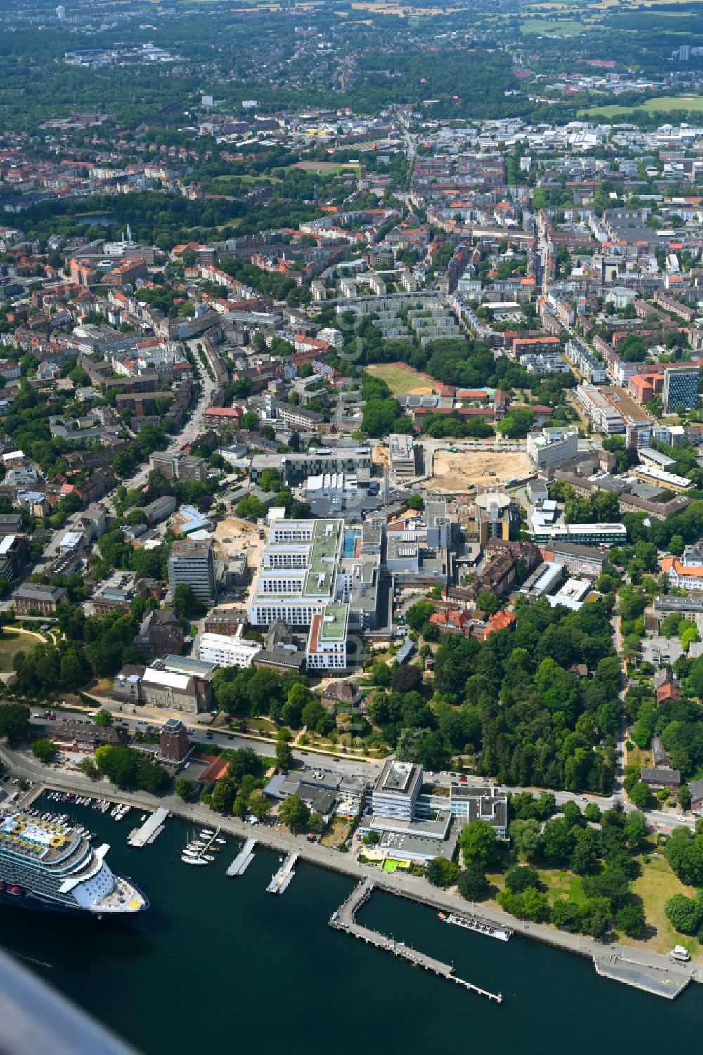 Kiel from the bird's eye view: Hospital grounds of the Clinic Universitaetsklinikum Schleswig-Holstein ( UKSH ) on street Arnold-Heller-Strasse in the district Duesternbrook in Kiel in the state Schleswig-Holstein, Germany