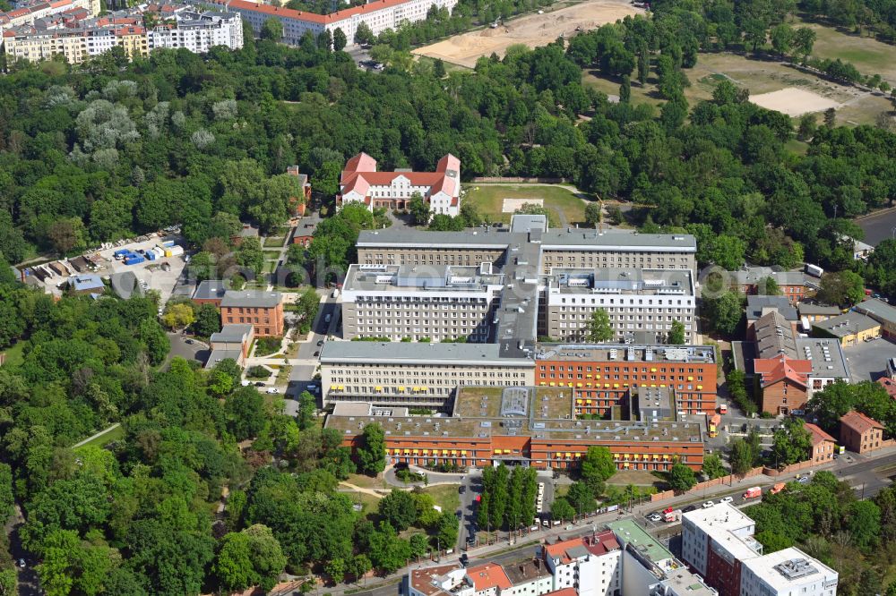 Aerial photograph Berlin - Hospital grounds of the Vivantes Clinic Landsberger Allee im Friedrichshain in Berlin