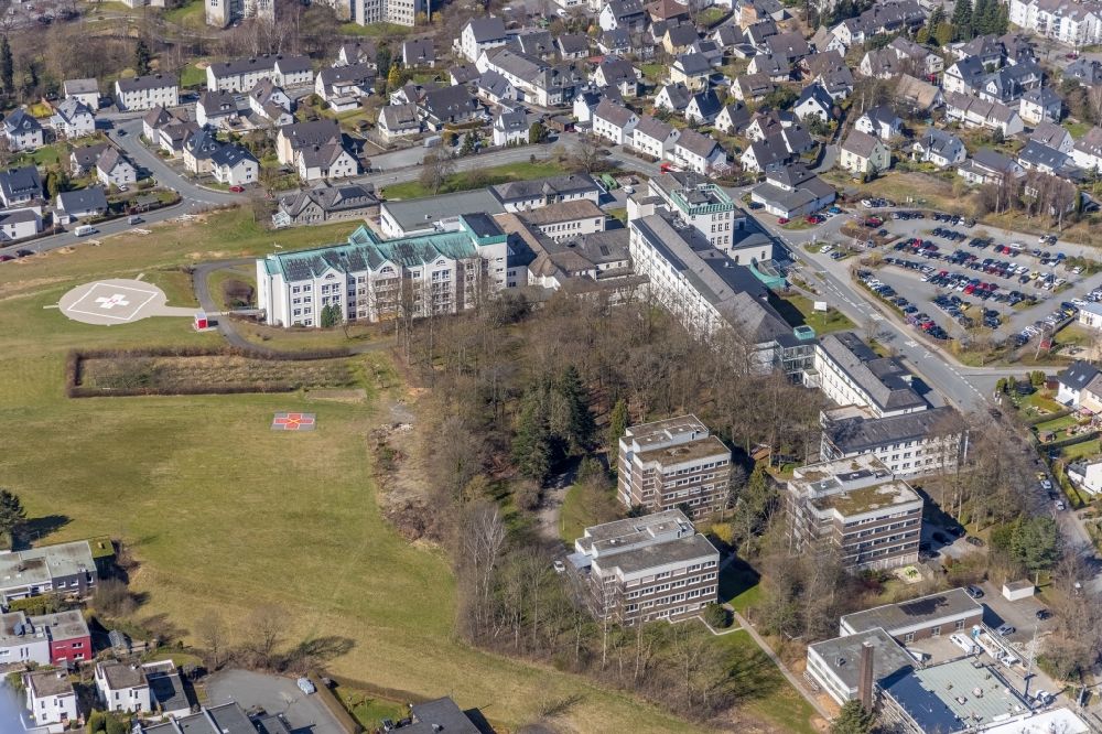 Aerial photograph Meschede - Hospital grounds of the Clinic St. Walburga-Krankenhaus Meschede on Schederweg in Meschede at Sauerland in the state North Rhine-Westphalia, Germany