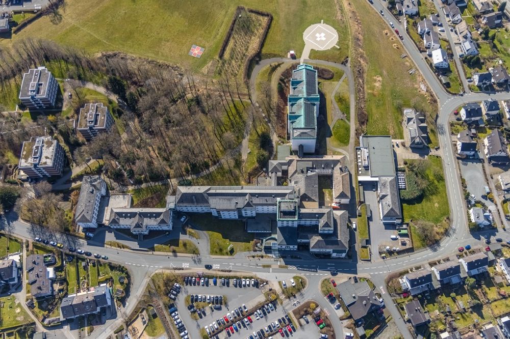 Meschede from the bird's eye view: Hospital grounds of the Clinic St. Walburga-Krankenhaus Meschede on Schederweg in Meschede at Sauerland in the state North Rhine-Westphalia, Germany