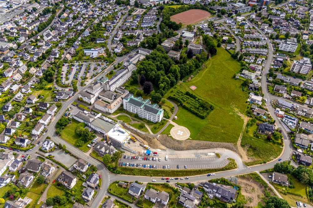 Aerial photograph Meschede - Hospital grounds of the Clinic St. Walburga-Krankenhaus Meschede on Schederweg on street Schederweg in Meschede at Sauerland in the state North Rhine-Westphalia, Germany