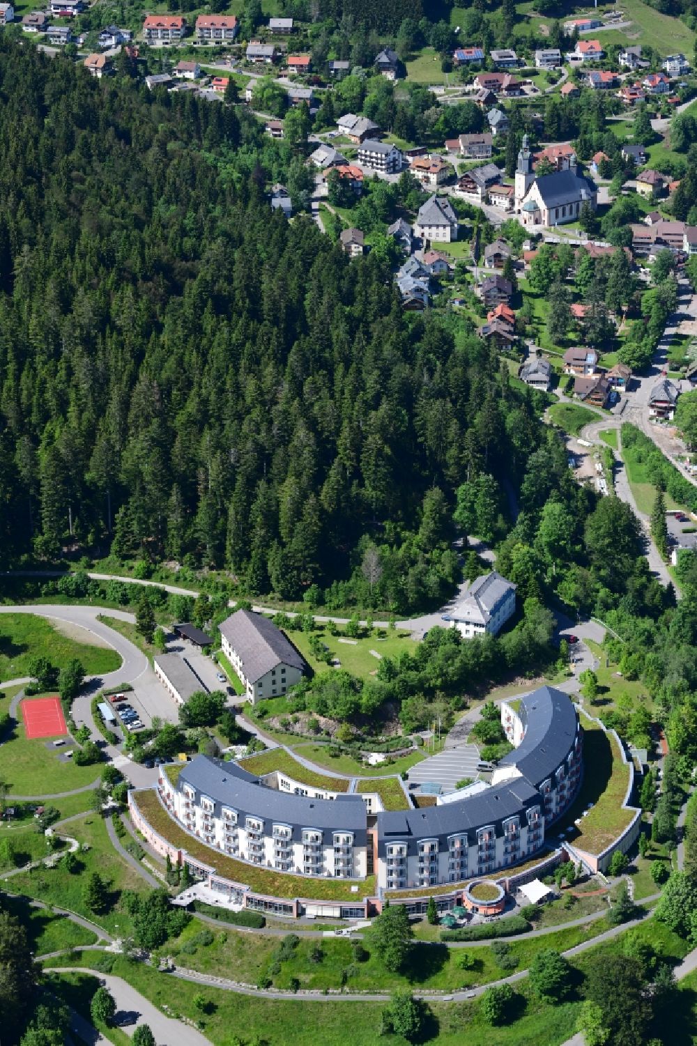 Aerial photograph Todtmoos - Hospital grounds of the rehabilitation center Wehrawald in Todtmoos in the state Baden-Wurttemberg, Germany. Specialized in pneumonology, oncology and psychosomatic, the remarkable builing ist landmark in the valley of the river Wehra