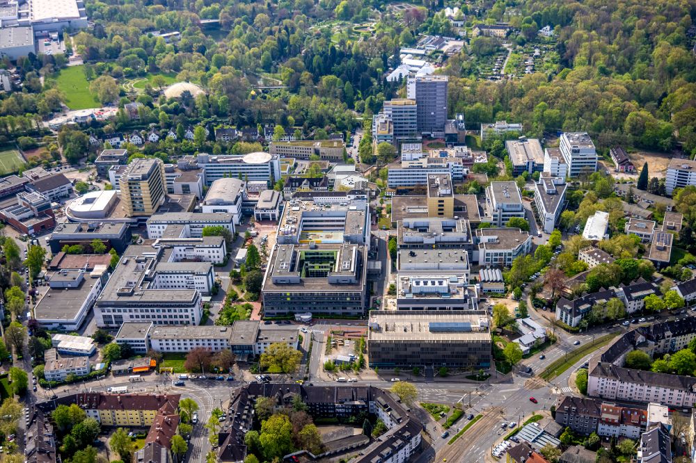 Aerial image Essen - Klinikgelaende des Krankenhauses Universitaetsklinikum Essen im Ortsteil Holsterhausen in Essen im Ruhrgebiet im Bundesland Nordrhein-Westfalen