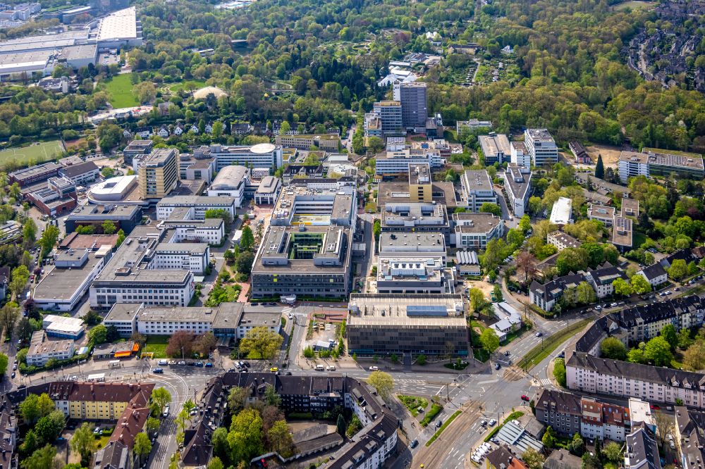 Aerial photograph Essen - Klinikgelaende des Krankenhauses Universitaetsklinikum Essen im Ortsteil Holsterhausen in Essen im Ruhrgebiet im Bundesland Nordrhein-Westfalen