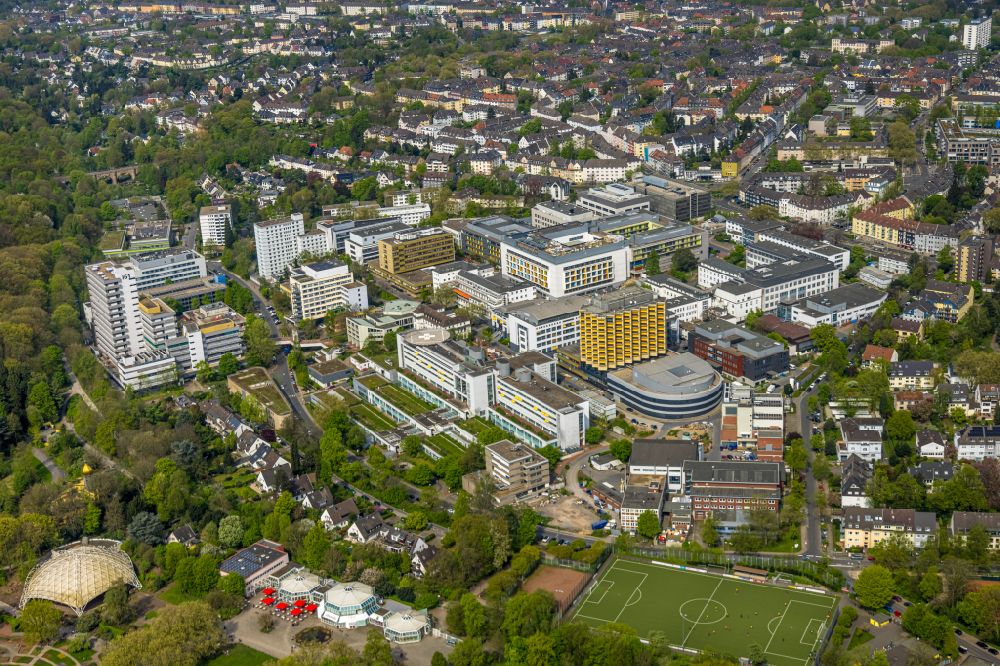 Aerial photograph Essen - Klinikgelaende des Krankenhauses Universitaetsklinikum Essen im Ortsteil Holsterhausen in Essen im Ruhrgebiet im Bundesland Nordrhein-Westfalen