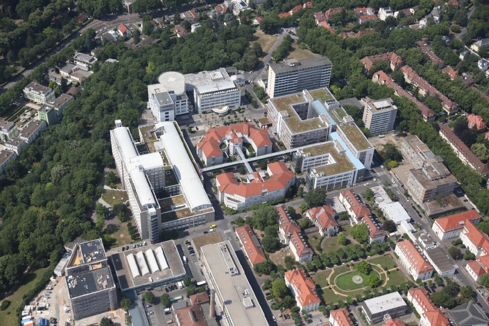 Aerial image Mainz - Hospital grounds of the University Medical Center of Johannes Gutenberg University Mainz in Mainz in Rhineland-Palatinate. On the top left a heliport