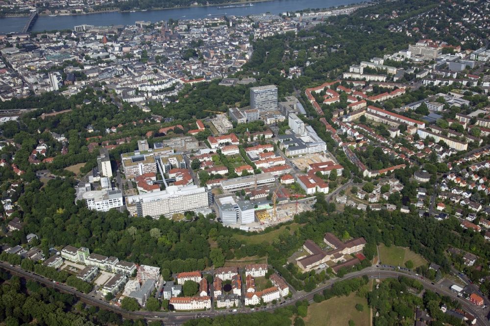 Mainz from the bird's eye view: Hospital grounds of the University Medical Center of Johannes Gutenberg University Mainz in Mainz in Rhineland-Palatinate. On the left of the middle a heliport