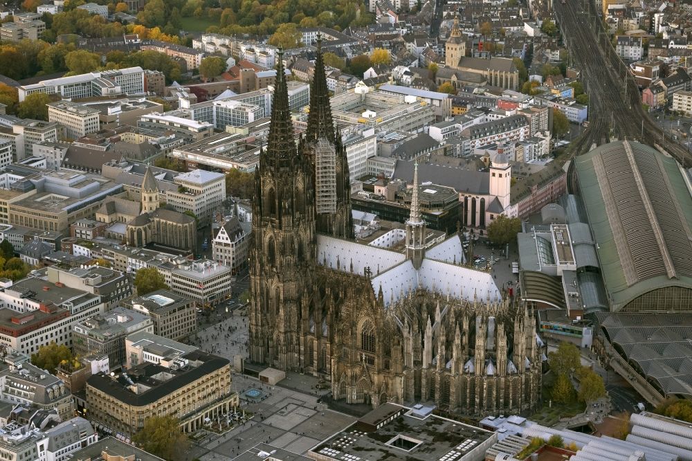 Aerial photograph Köln - View of the Cologne Cathedral in the center of Cologne, near central station. The Cologne Cathedral is a Roman Catholic church in the Gothic style in Cologne and the Cathedral of the Archdiocese of Cologne. It is the second highest church building in Europe and the third highest in the world